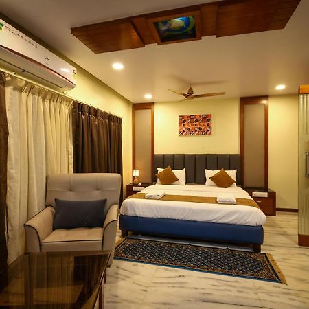 Lj Dadi'S Grand Hotel Visakhapatnam Bagian luar foto