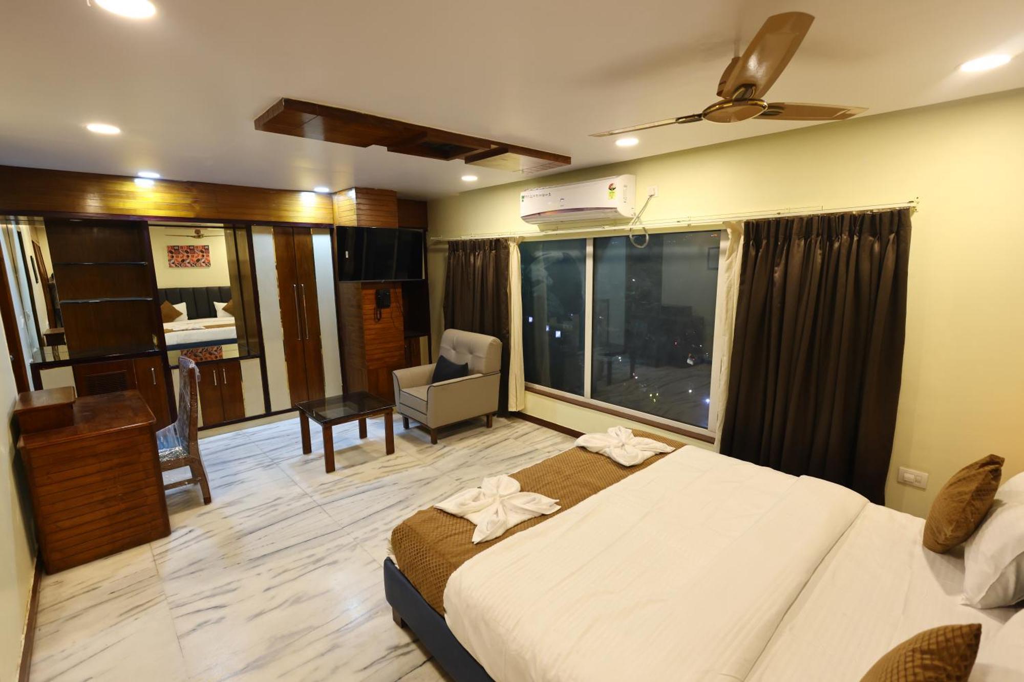 Lj Dadi'S Grand Hotel Visakhapatnam Bagian luar foto