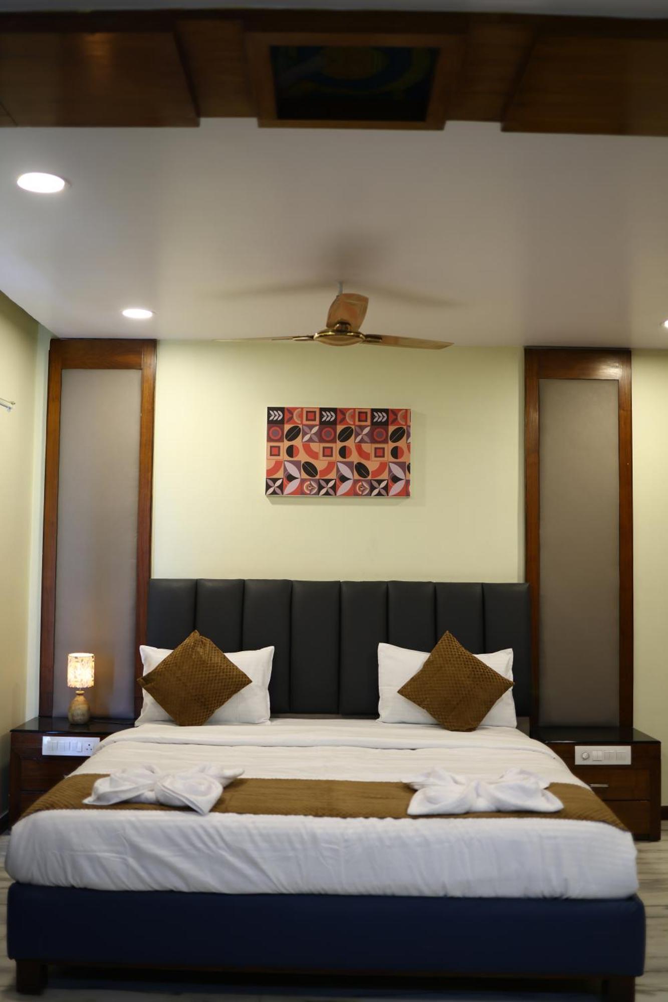 Lj Dadi'S Grand Hotel Visakhapatnam Bagian luar foto