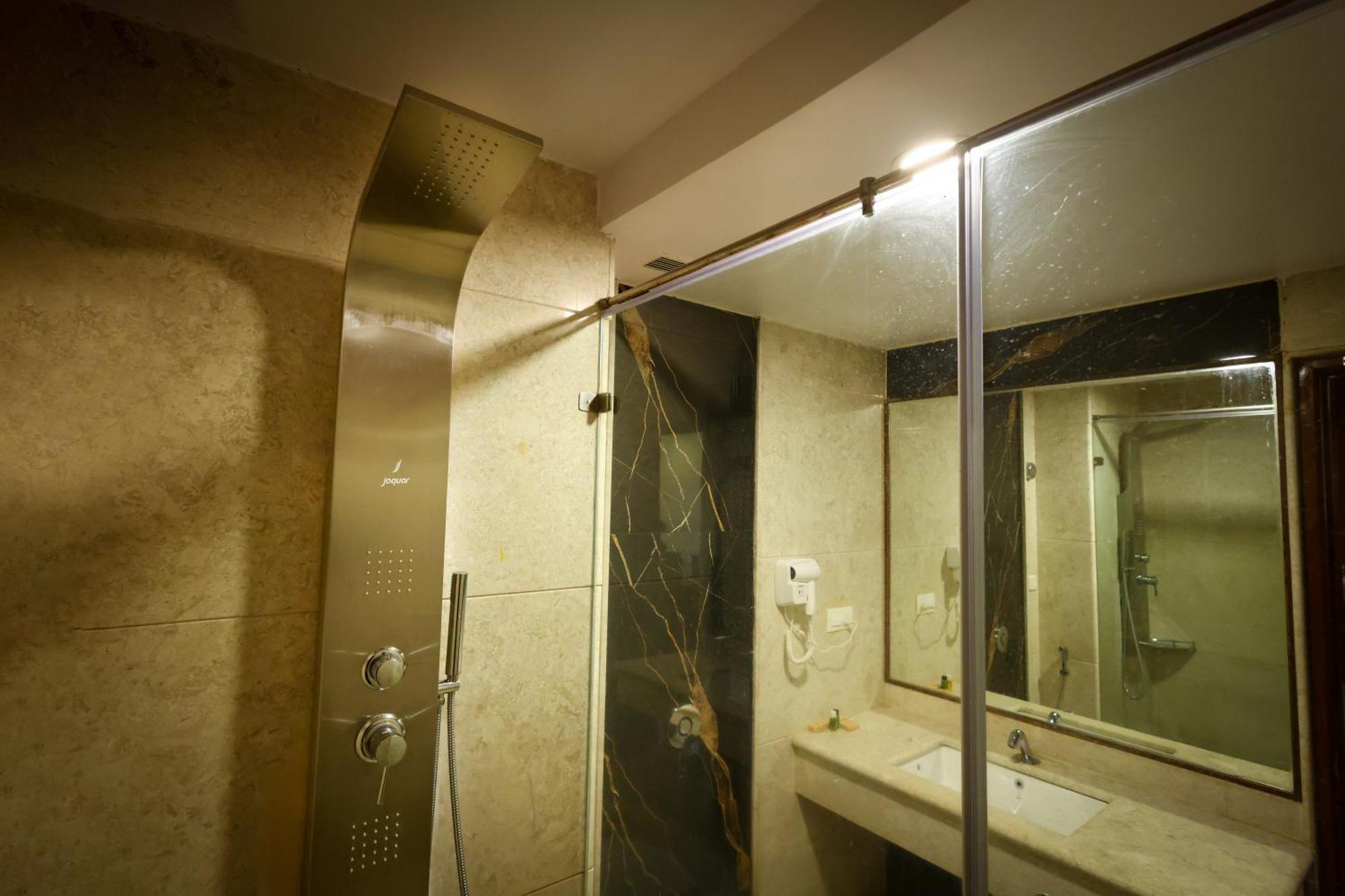 Lj Dadi'S Grand Hotel Visakhapatnam Bagian luar foto