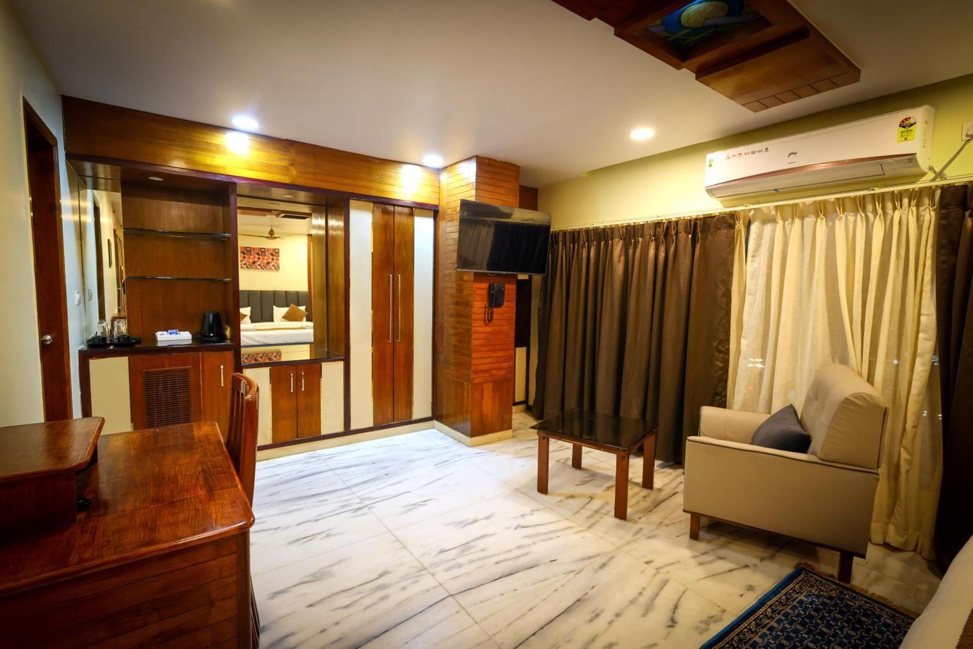 Lj Dadi'S Grand Hotel Visakhapatnam Bagian luar foto