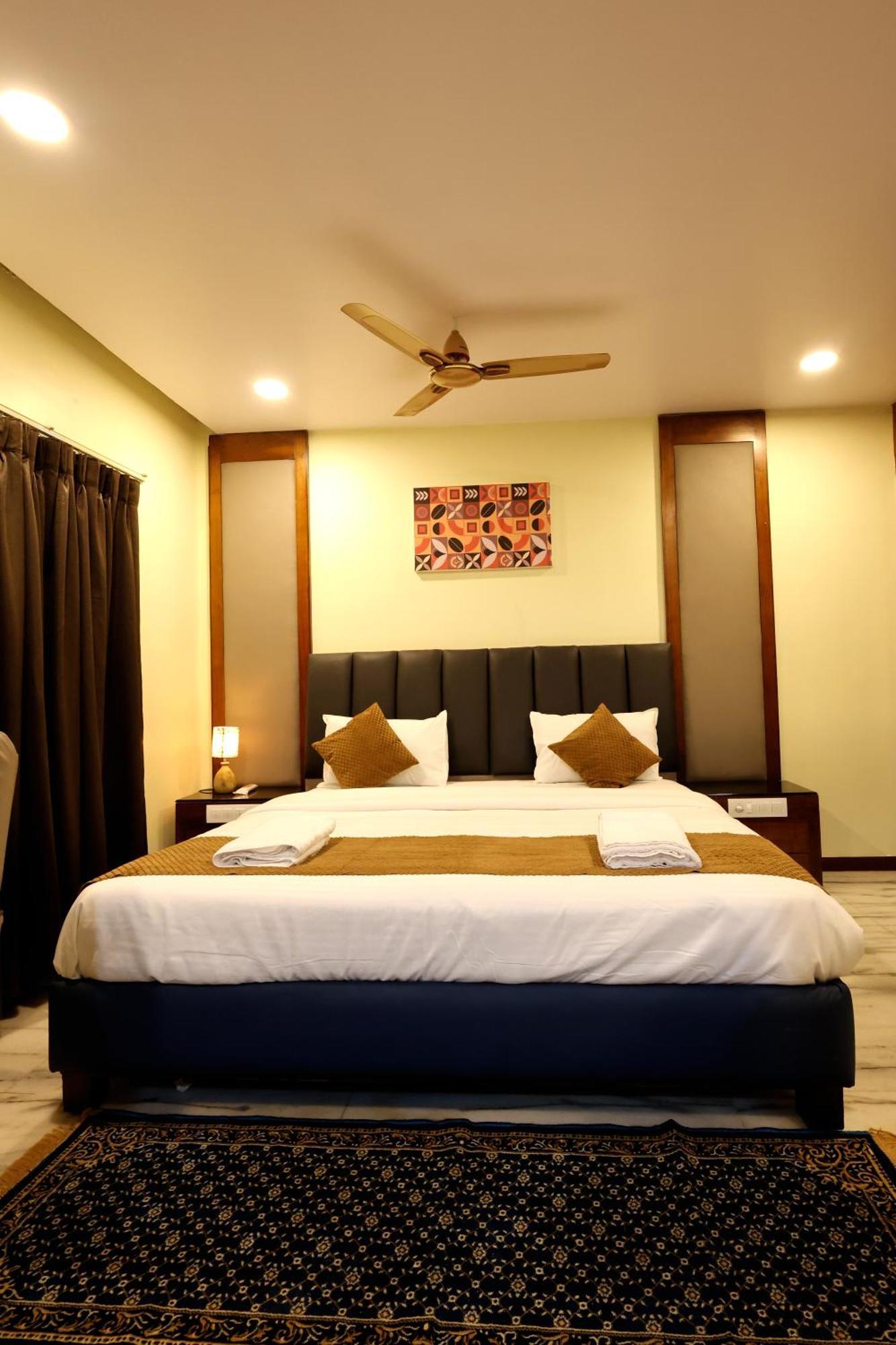 Lj Dadi'S Grand Hotel Visakhapatnam Bagian luar foto